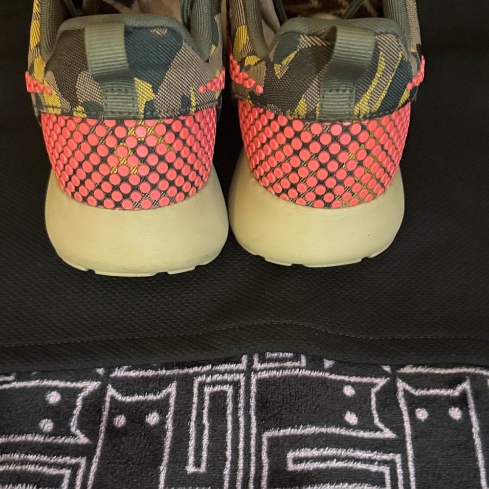 Nike roshe one sneakers , atomic pink and camo print - Picture 6 of 7